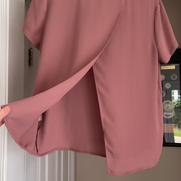 F21 short sleeve blouse with cutout in the back - Picture 3 of 3